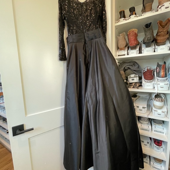 Ball gown, only worn for two hours. Gorgeous, very comfy and has pockets! - Picture 4 of 5